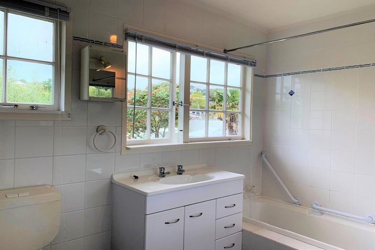 Photo of property in 28 Matipo Road, Mairangi Bay, Auckland, 0630
