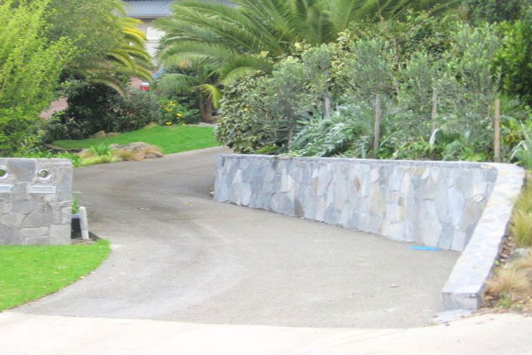 Photo of property in 34 Chelverton Terrace, Red Beach, 0932