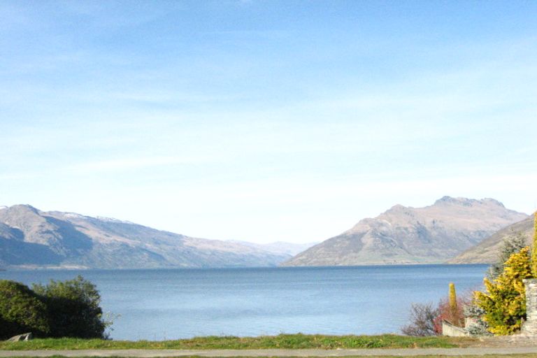 Photo of property in 72 Cedar Drive, Kelvin Heights, Queenstown, 9300