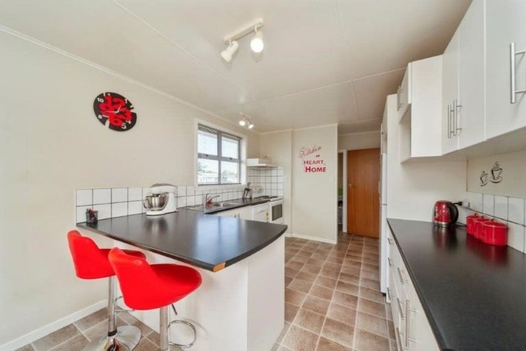 Photo of property in 28 Kamahi Avenue, Hawera, 4610