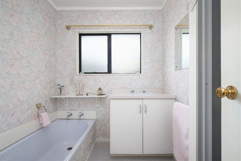 Photo of property in 69 Puriri Road, Pukekohe, 2120