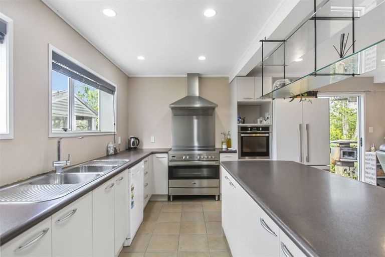 Photo of property in 9 Woodhouse Place, West Harbour, Auckland, 0618