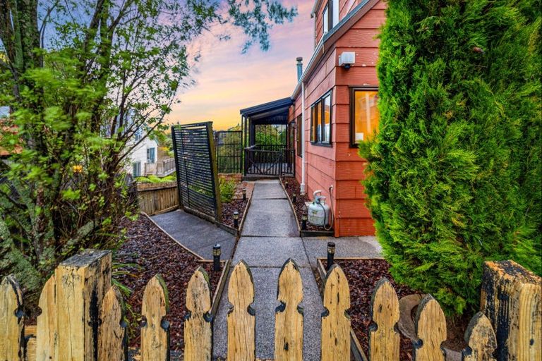 Photo of property in 1/16 Glen Vista Place, Bayview, Auckland, 0629