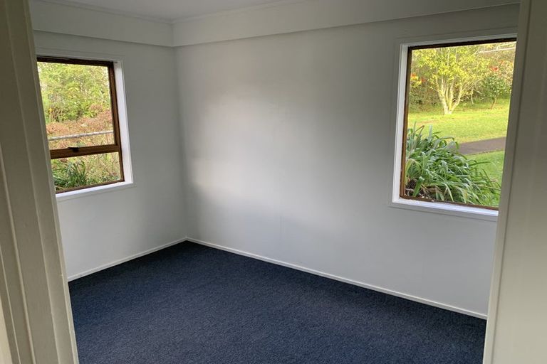 Photo of property in 11 Ian Place, Glendene, Auckland, 0602
