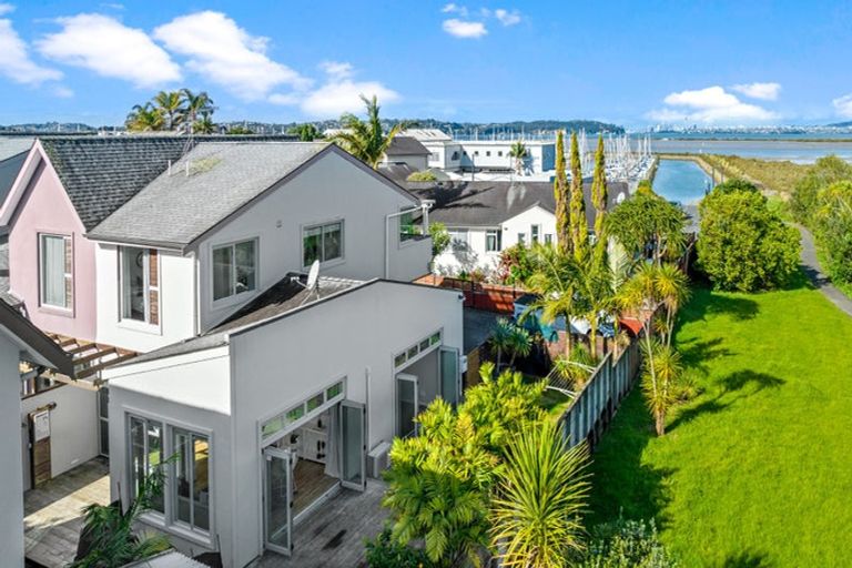 Photo of property in 11f Clearwater Cove, West Harbour, Auckland, 0618