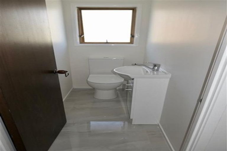 Photo of property in 121 Chivalry Road, Glenfield, Auckland, 0629