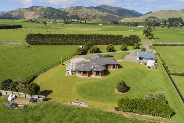 Photo of property in 689 Makerua Road, Tokomaru, Palmerston North, 4474