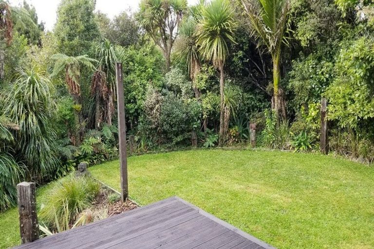 Photo of property in 48 Turanga Road, Henderson Valley, Auckland, 0612