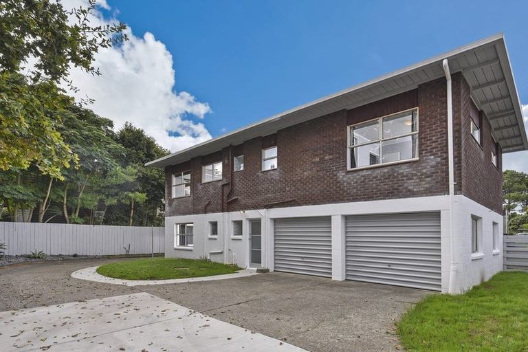 Photo of property in 2/240 Forrest Hill Road, Forrest Hill, Auckland, 0620