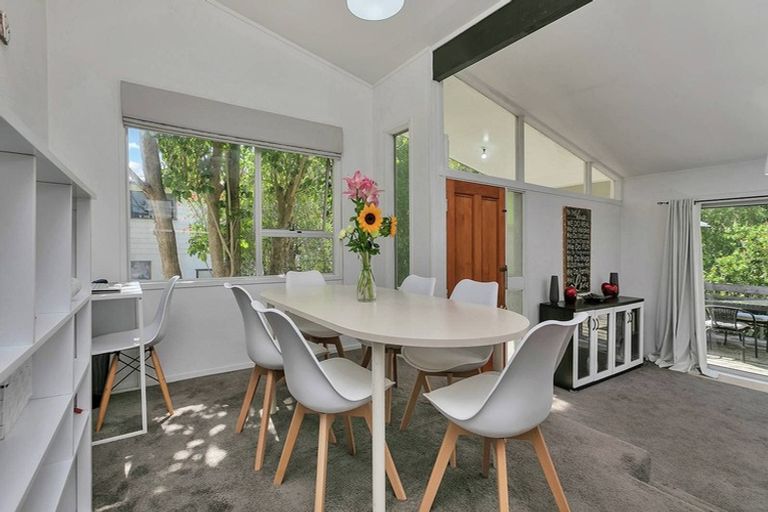 Photo of property in 10 Regency Place, Sunnynook, Auckland, 0632