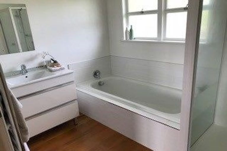 Photo of property in 9 Harding Avenue, Te Atatu South, Auckland, 0610