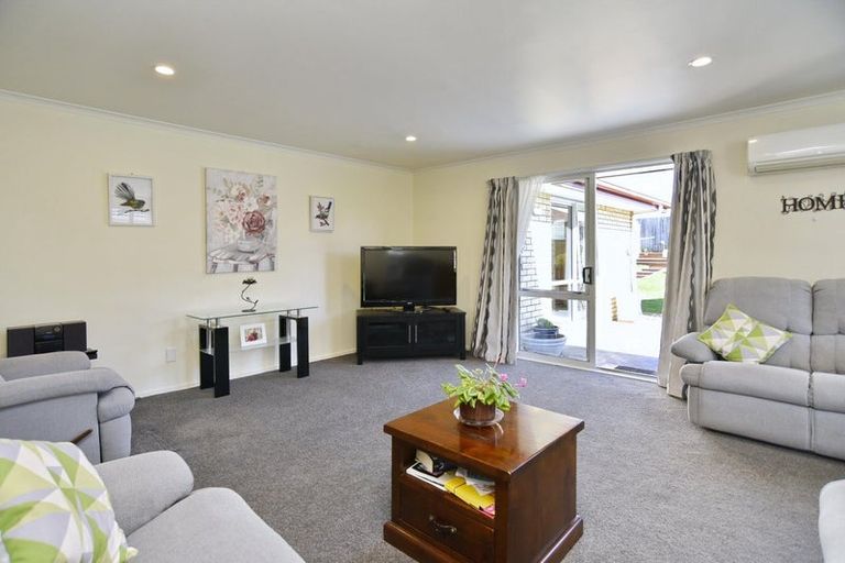 Photo of property in 15 Willowview Drive, Redwood, Christchurch, 8051