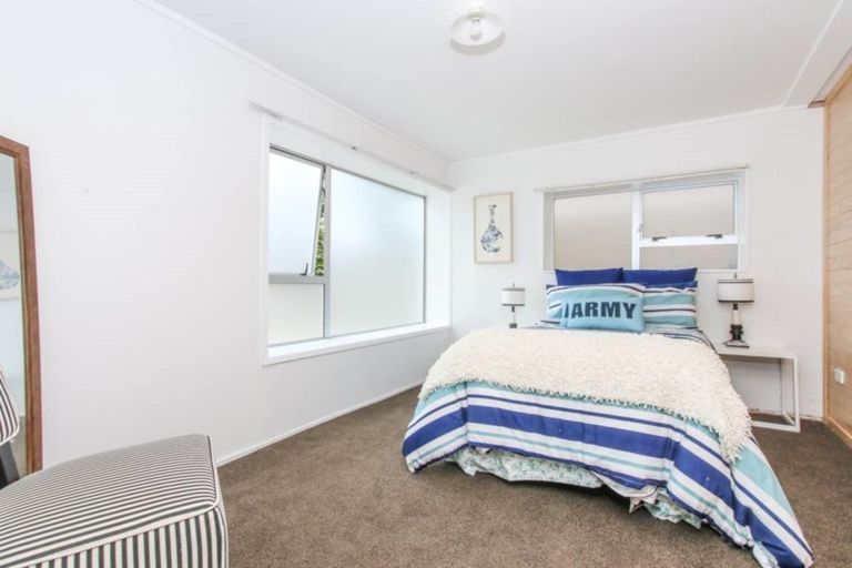 Photo of property in 1/523 Glenfield Road, Glenfield, Auckland, 0629