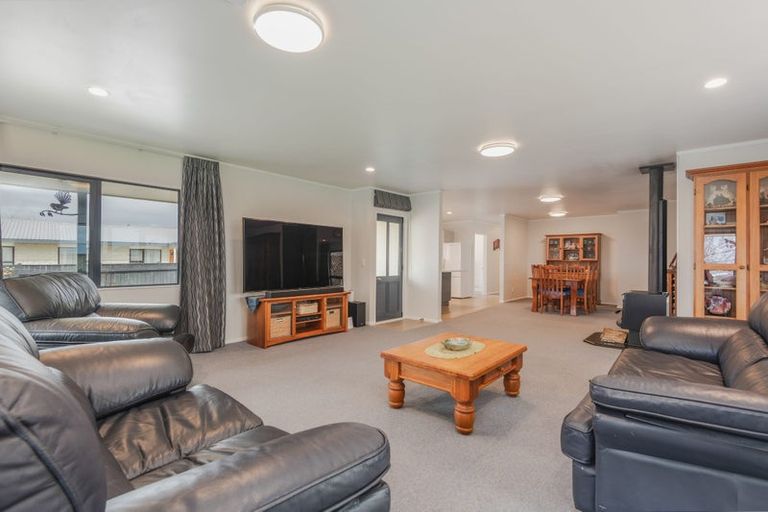Photo of property in 77 Rhodes Drive, Kelvin Grove, Palmerston North, 4414