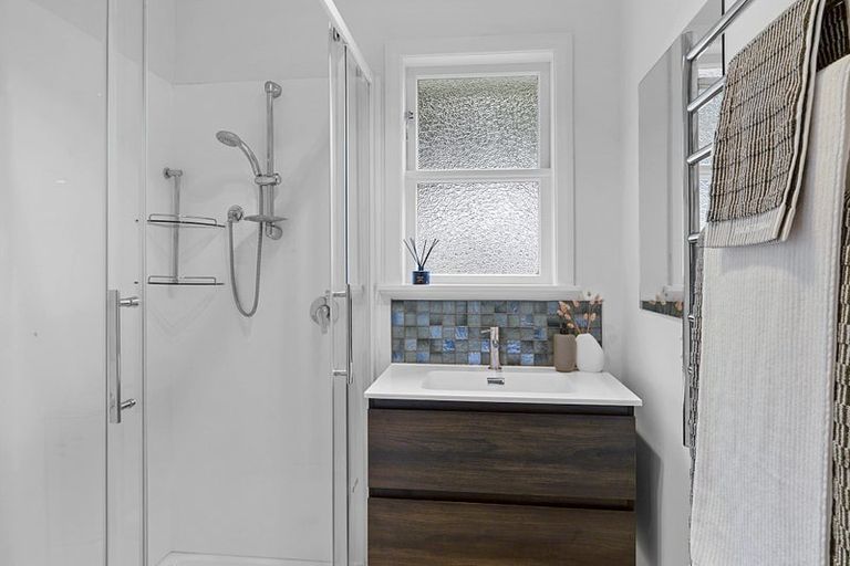 Photo of property in 390 Mangorei Road, Merrilands, New Plymouth, 4312