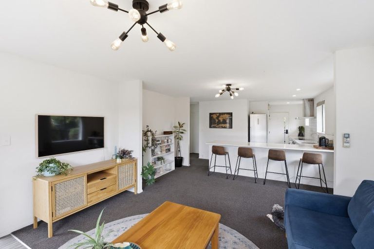 Photo of property in 2/17b Prestons Road, Redwood, Christchurch, 8051