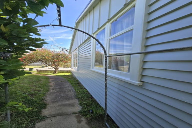 Photo of property in 10 York Place, Cannons Creek, Porirua, 5024