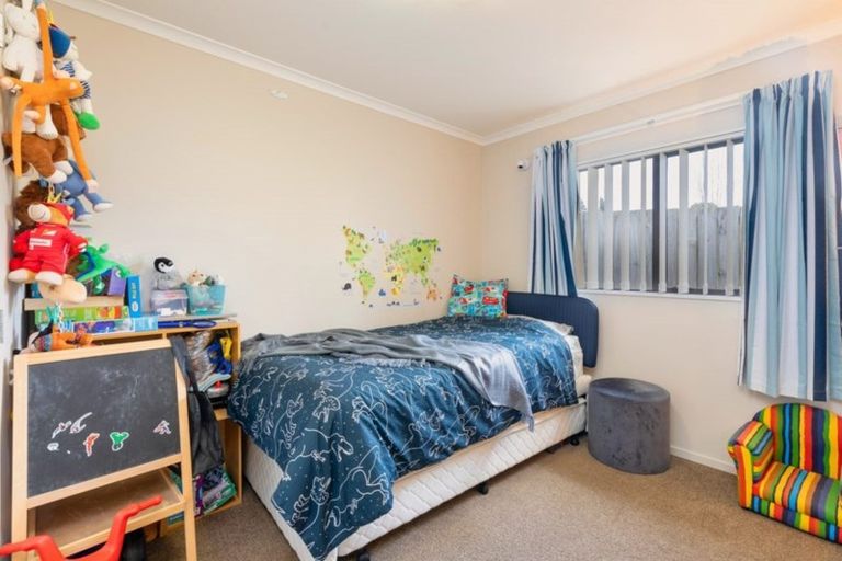 Photo of property in 26 Burton's Drive, Swanson, Auckland, 0614