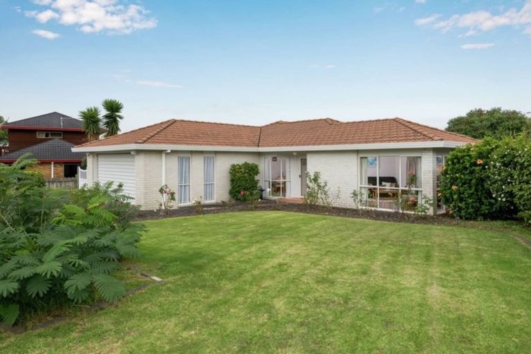 Photo of property in 2/27 Channing Crescent, Botany Downs, Auckland, 2010