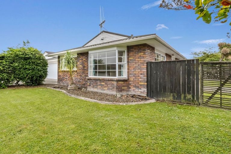 Photo of property in 16 Rosebank Avenue, Kelvin Grove, Palmerston North, 4414