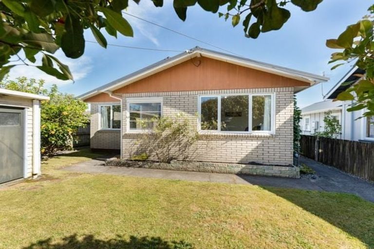 Photo of property in 52 Wallace Place, Westown, New Plymouth, 4310
