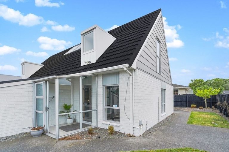 Photo of property in 2/106 Barrington Street, Somerfield, Christchurch, 8024