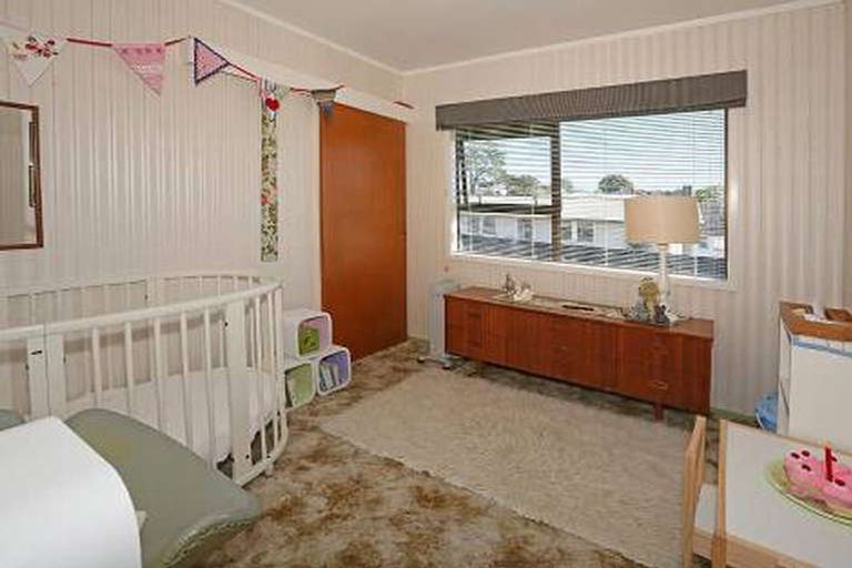 Photo of property in 2a Taipari Road, Te Atatu Peninsula, Auckland, 0610