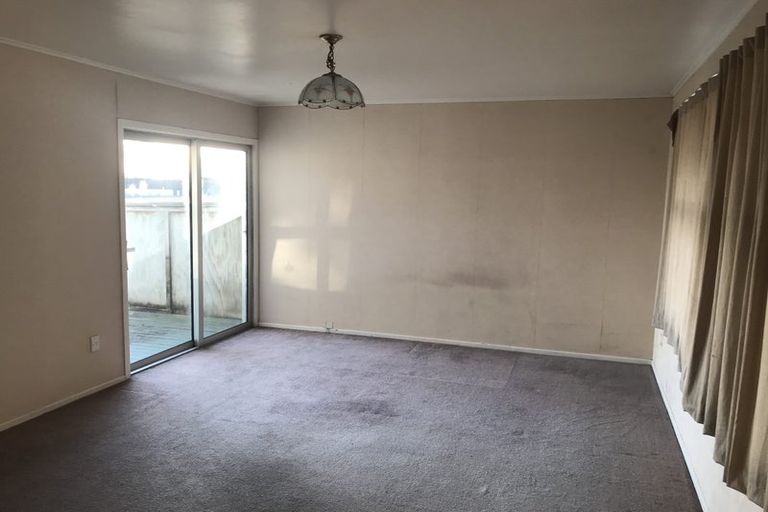 Photo of property in 2/133 Edgewater Drive, Pakuranga, Auckland, 2010