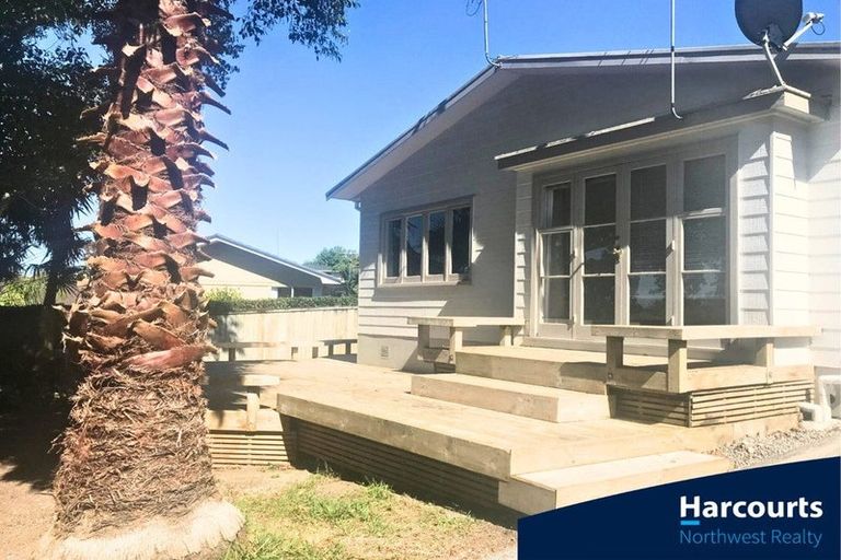 Photo of property in 1a Truscott Place, West Harbour, Auckland, 0618