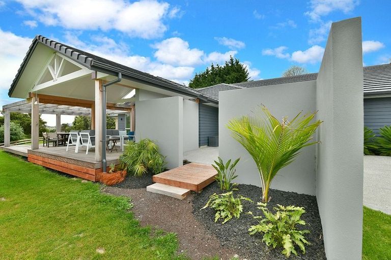 Photo of property in 25 Hobbs Road, Matakatia, Whangaparaoa, 0930