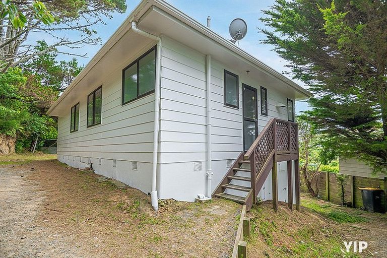 Photo of property in 27a Fernhaven Grove, Newlands, Wellington, 6037