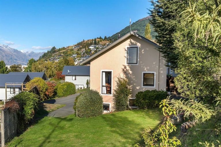 Photo of property in 1/4 Sainsbury Road, Fernhill, Queenstown, 9300