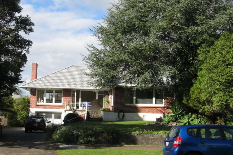 Photo of property in 55 Yeovil Road, Te Atatu Peninsula, Auckland, 0610