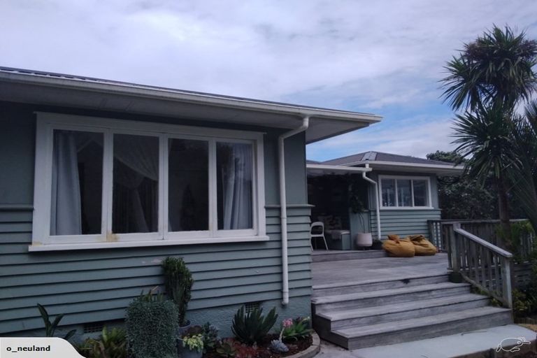 Photo of property in 16 Domain Crescent, Muriwai, Waimauku, 0881