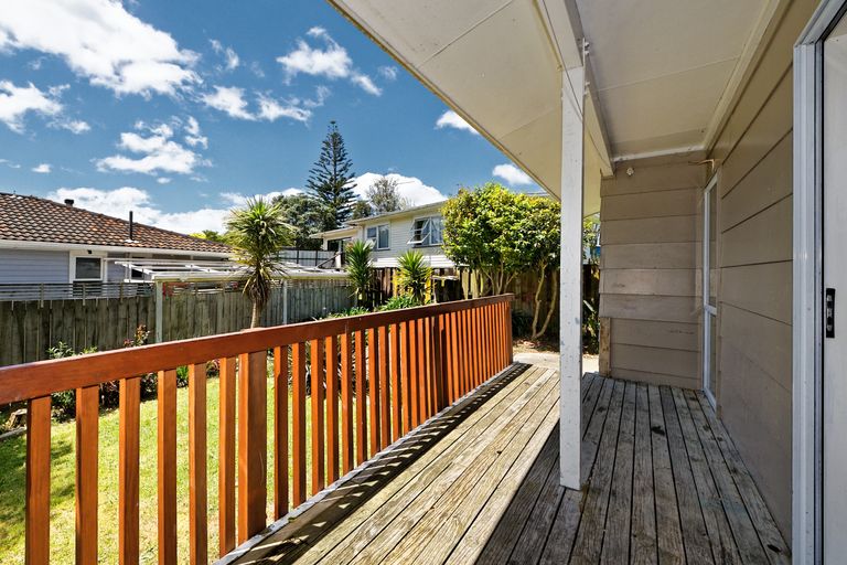 Photo of property in 2/4 Ashbourne Place, Glendene, Auckland, 0602