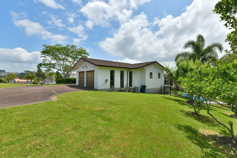 Photo of property in 77 Matija Place, Red Beach, 0932