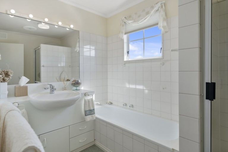 Photo of property in 2 Frimley Terrace, Waikanae Beach, Waikanae, 5036