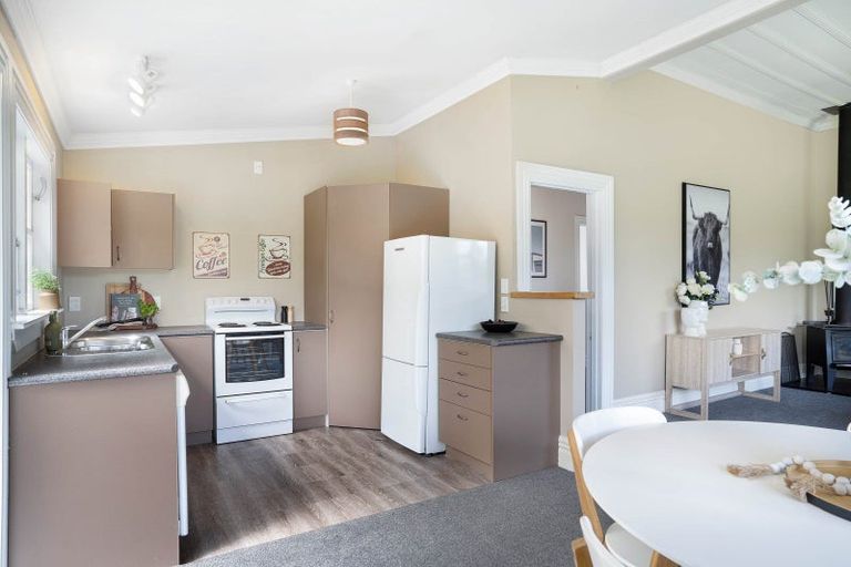 Photo of property in 100 Jellicoe Street, Martinborough, 5711