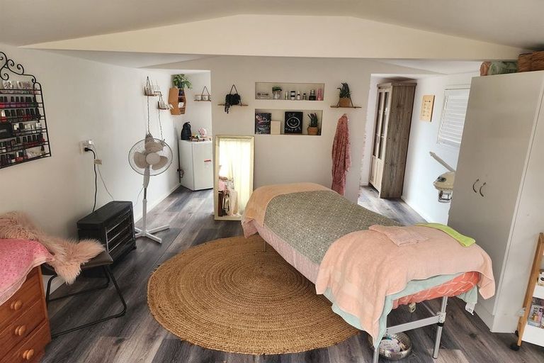 Photo of property in 3 Gregg Place, Sunnyvale, Auckland, 0612