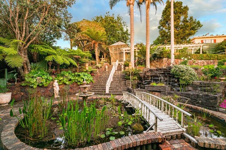 Photo of property in 32 Deane Avenue, Titirangi, Auckland, 0604