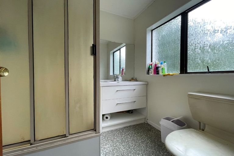 Photo of property in 2/1 Seaford Place, Murrays Bay, Auckland, 0630