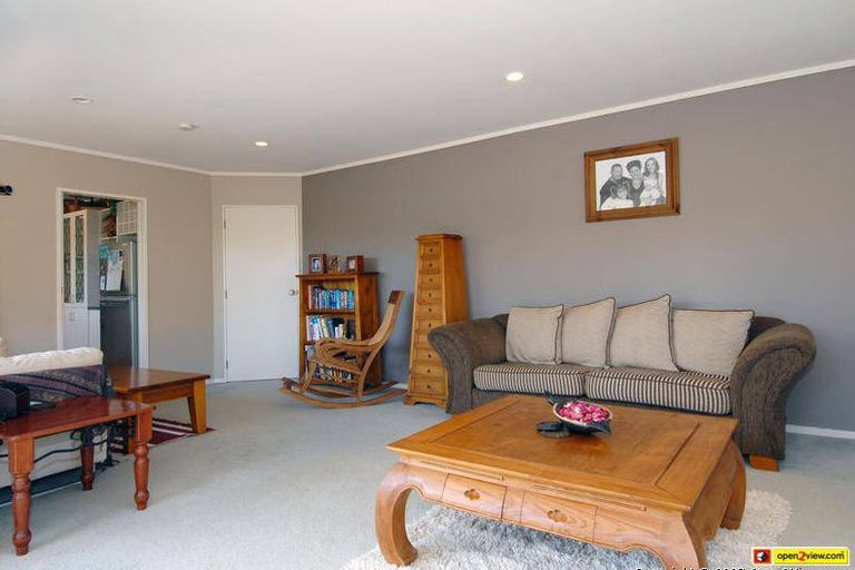 Photo of property in 15 Goldfinch Rise, Unsworth Heights, Auckland, 0632