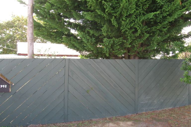 Photo of property in 942 East Coast Road, Northcross, Auckland, 0630