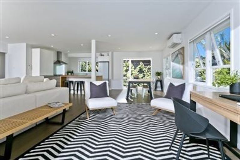 Photo of property in 1/2 Spencer Terrace, Hauraki, Auckland, 0622