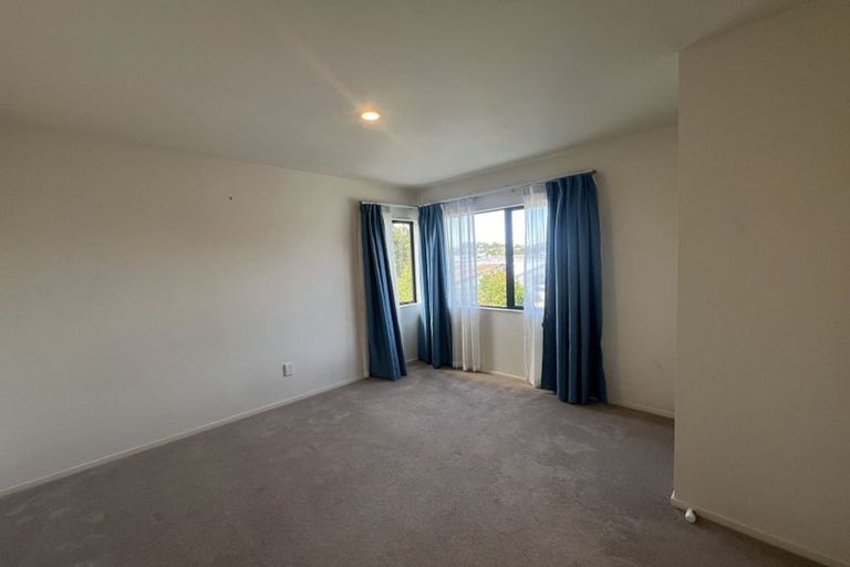 Photo of property in 2/11 Woodall Place, Totara Vale, Auckland, 0627
