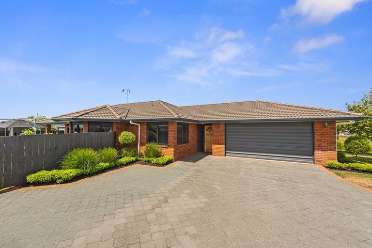 Photo of property in 8 Waiwherowhero Drive, St Andrews, Hamilton, 3200