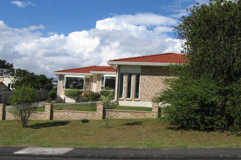 Photo of property in 2 Cleve Road, Green Bay, Auckland, 0604