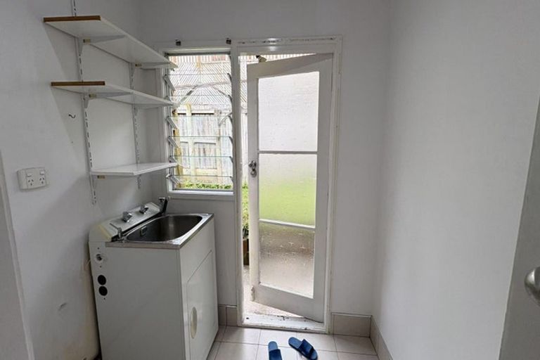 Photo of property in 1/3 Holt Avenue, Torbay, Auckland, 0630