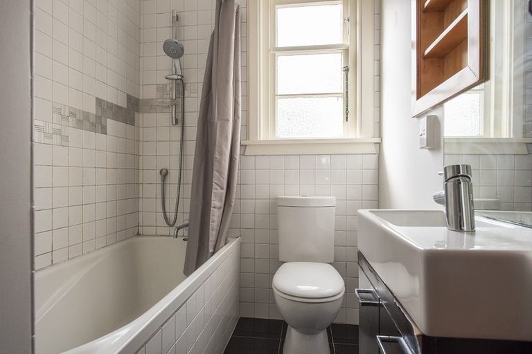 Photo of property in Ionian Flats, 123-125 Brougham Street, Mount Victoria, Wellington, 6011