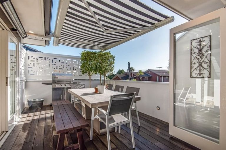 Photo of property in 2/52 Aberdeen Road, Campbells Bay, Auckland, 0620